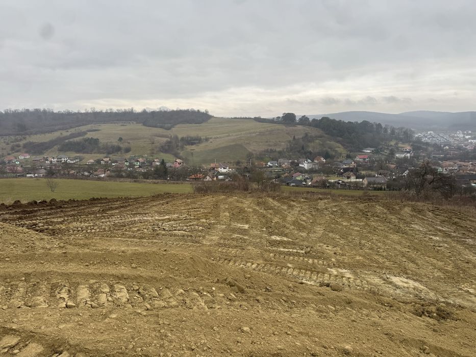 Vand teren intravilan in Livezeni