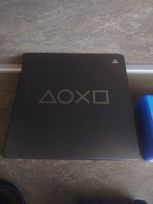 Playstation 4 Slim 1TB +джойстик и игри