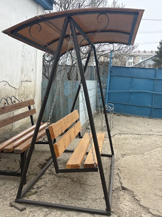 Качеля с навесом  садовая продается