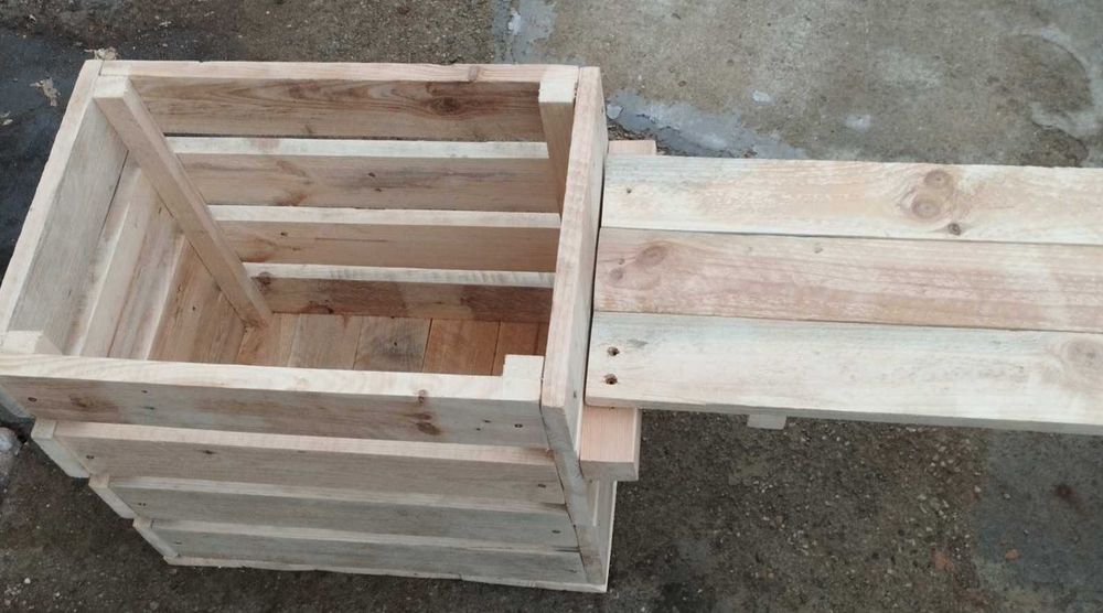 Продавам ръчно изработени кашпи, ръчни колиички, бунари и др.