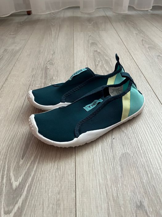 Vând încălțăminte potrivită pentru apă și pietriș