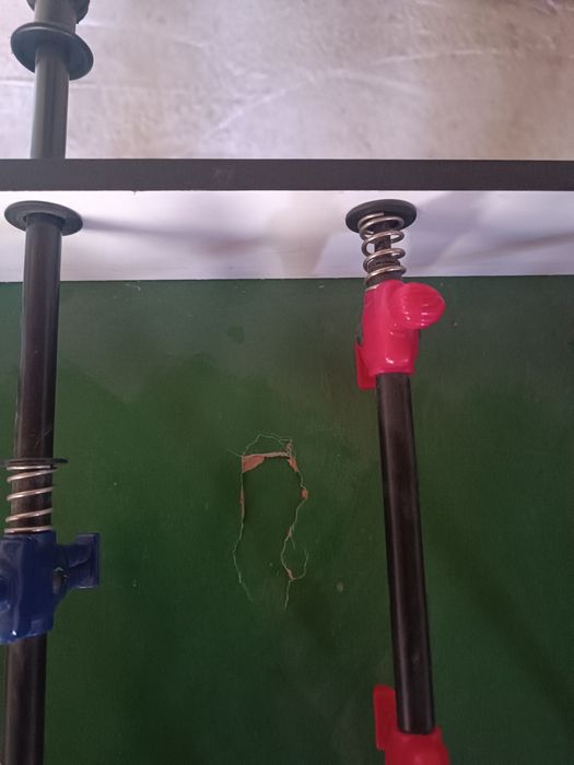 Vand masa de fotbal cu picioare.