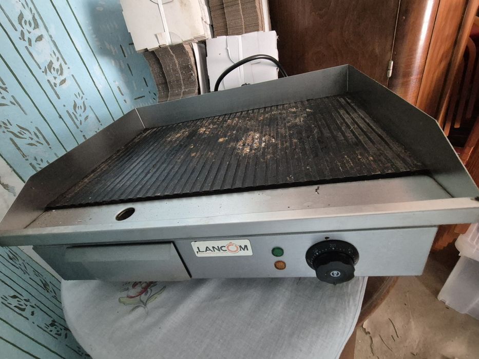 Se vinde scaune tapitate lemn masiv,, cuptor pizza,gratar electric ,masina sigilat boluri si tavi,friteuza electrica 2 cuve!