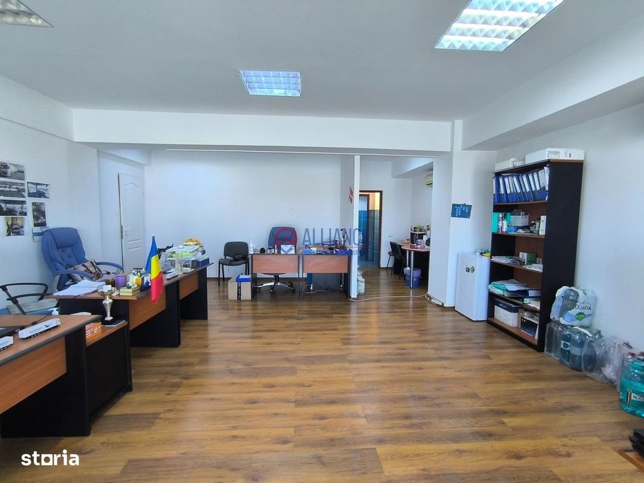 CENTRU ATELIERELOR - Birou luminos cu baie proprie !