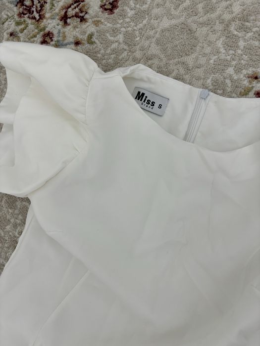 Продам белое платье футляр