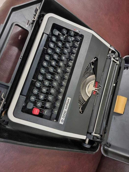 Пишеща машина на кирилица Хеброс 1300