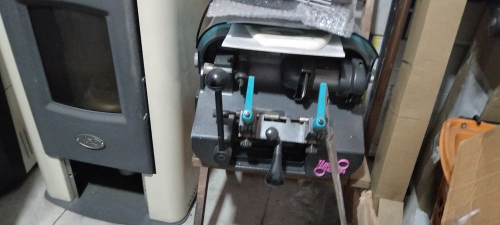 Vand masina copiat chei aproape noua