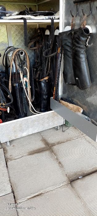 Амуниция и принадлежности за коне