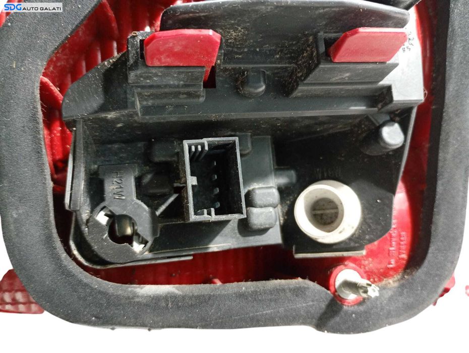 Tripla Stop Lampa Stanga de pe Haion Hayon Portbagaj Volkswagen Touran 1T3 2010 - 2015 Cod 1T0945093A [LC0760]