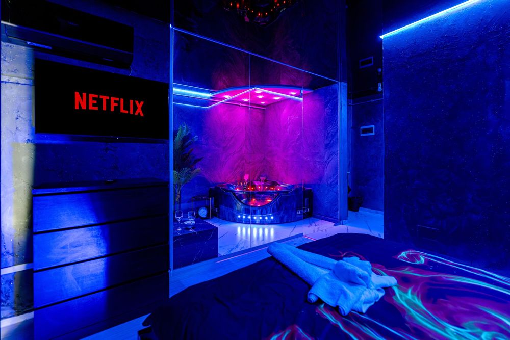 Camera cu JACUZZI si leduri