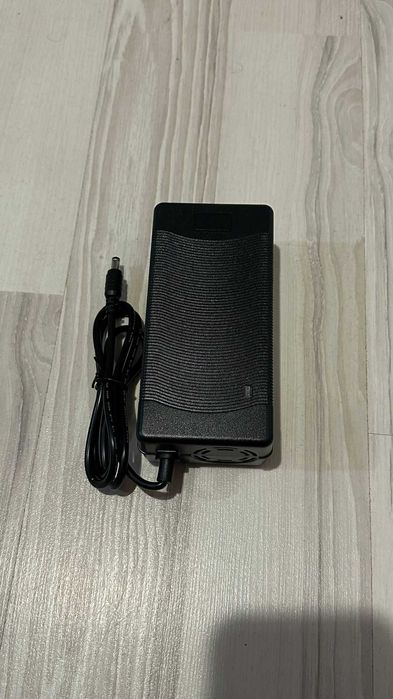 Incarcator vehicule electrice 60v (67,2v 3a)