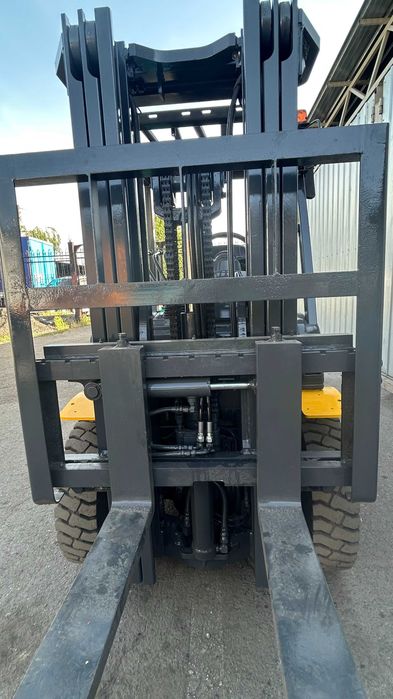 Вилочный погрузчик (кара)