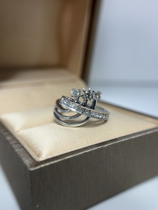 Золотое кольцо с бриллиантами