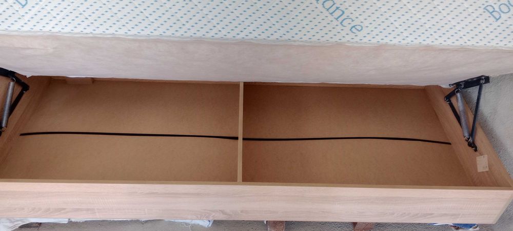 Легло с матрак и повдигаш механизъм