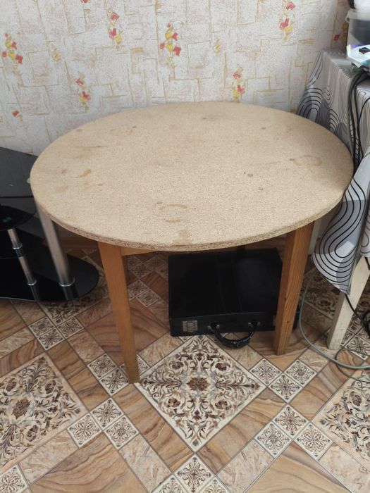 Продам мебель  столы, матрасы, тумбы