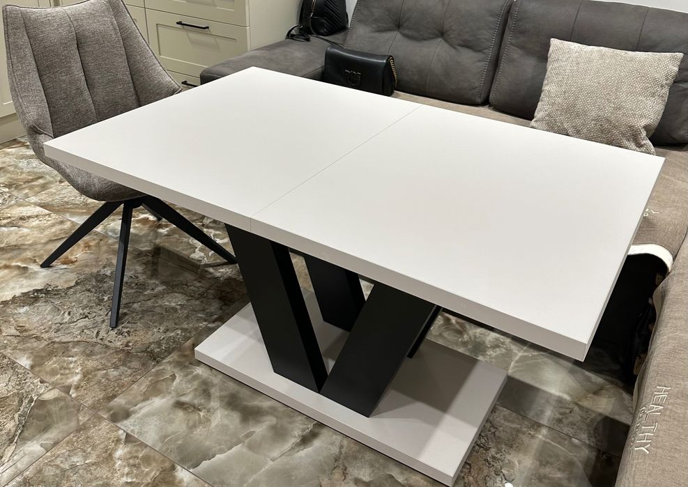 Маса подходяща за трапезна и за холна.