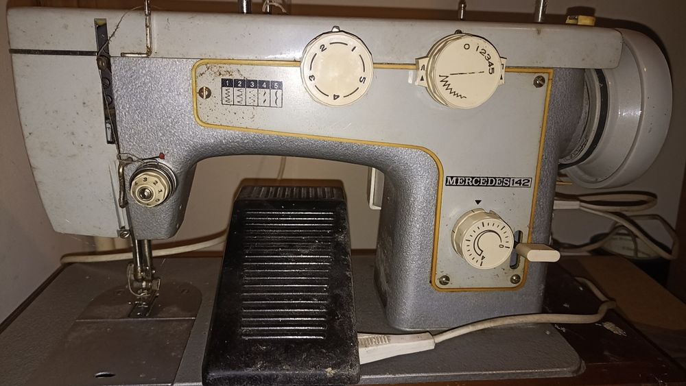 Mașina de cusut electrică marca Mercedes 142