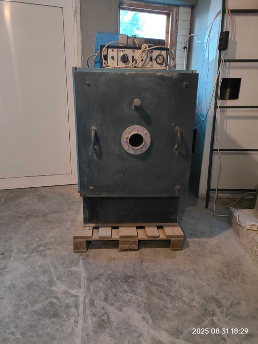 Продавам нафтов котел с горелка