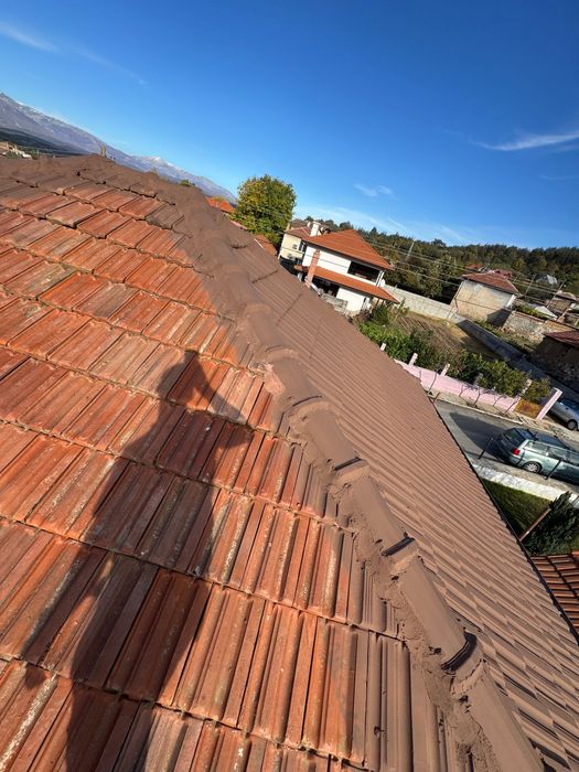 Боядисване на покриви, веранди фасади и всички видове вътрешни бои.