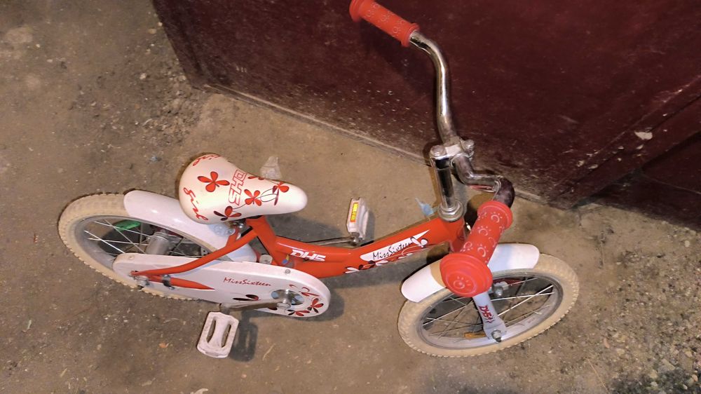 Bicicleta de culoare roșie