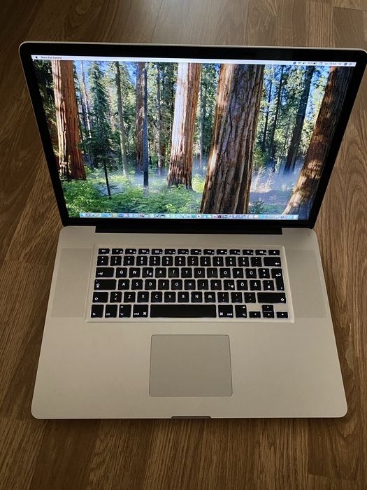 Laptop Apple MacBook Pro intel core i7,Tastatură luminată,Display mare de 17 inch led,8gb ram ddr3,SSD disk 130gb memorie,baterie nouă 169 de cicluri