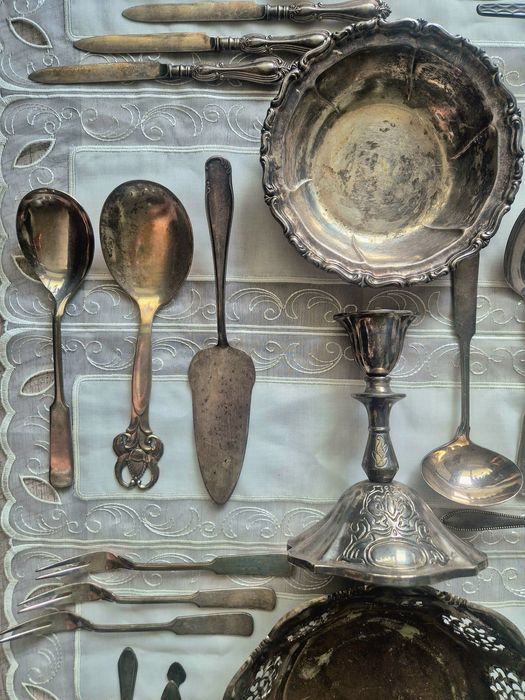 Посребрени прибори и съдове