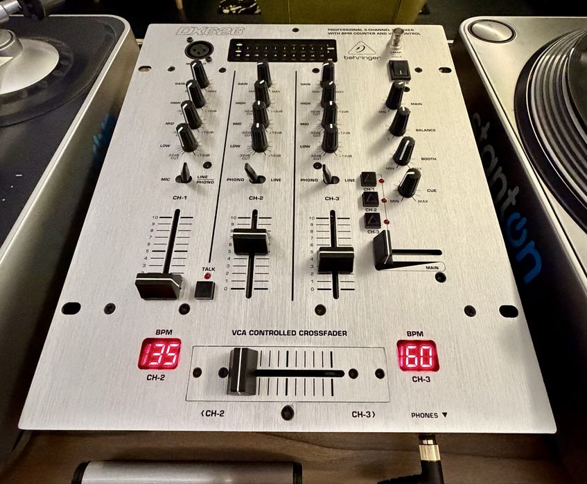 Set DJ cu 2 Turntable Stanton si mixer Behringer DX626 stare perfecta