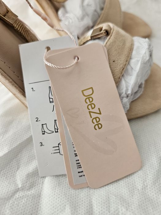 Нови дамски сандали Deezee 37 номер, бежови