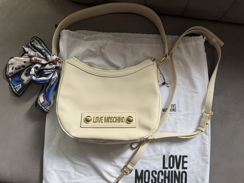 Чисто нова дамска чанта Love Moschino JC4222PP08KD екрю, оригинална.
