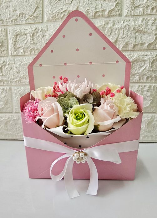 Аранжировка от сапунени рози и цветя