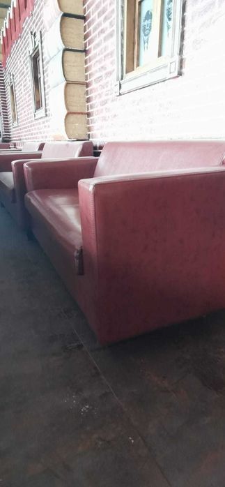 Кожаные диваны  для ресторана, б/у