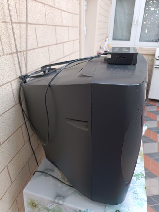 Телевизор  "Philips" с тунером и домашным антеном.