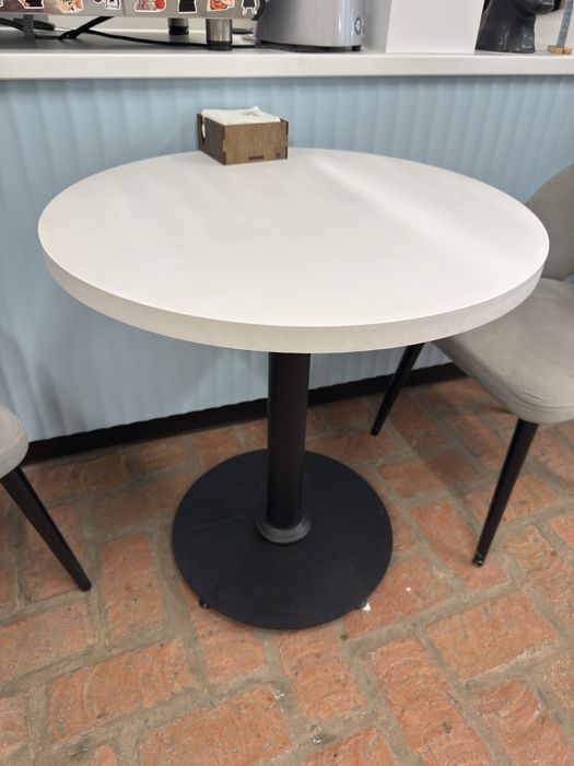 Продаются столы белые