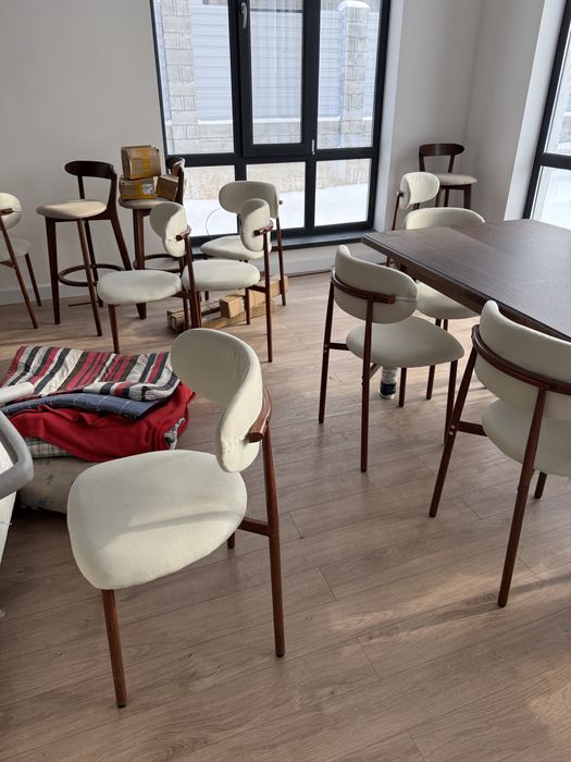 Продам 12 новых стульев