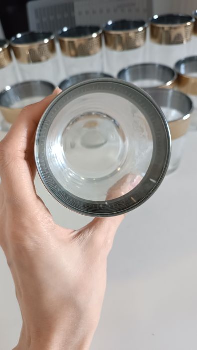 Стеклянные стаканы с золотым узором