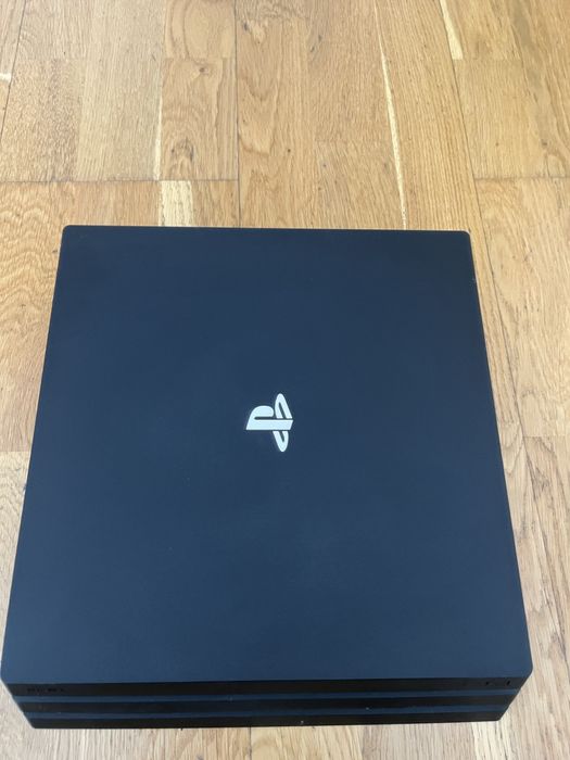 Ps 4 pro 1T cu 2 manete