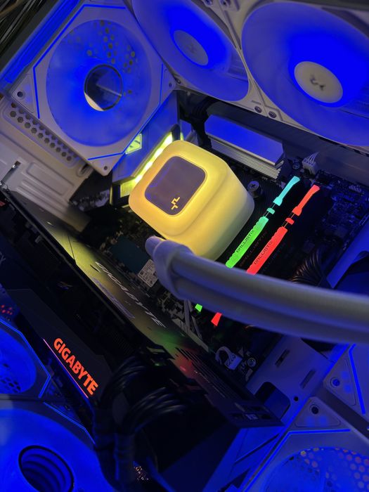 Бял геймърски компютър Ryzen 5800X/RTX3070/Aio/16 Ram/512 ssd/1000W