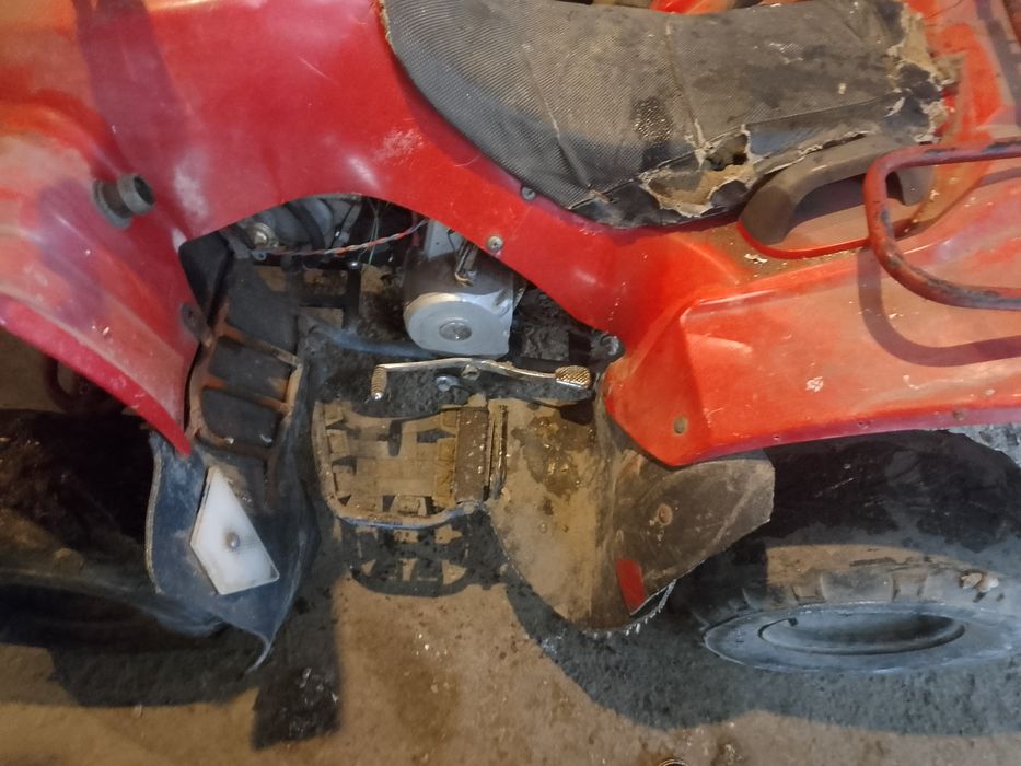 Vând ATV defect.