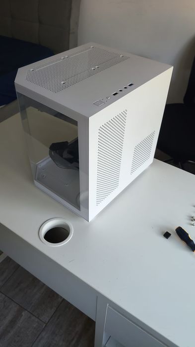 Vând carcasa pro gaming alma white