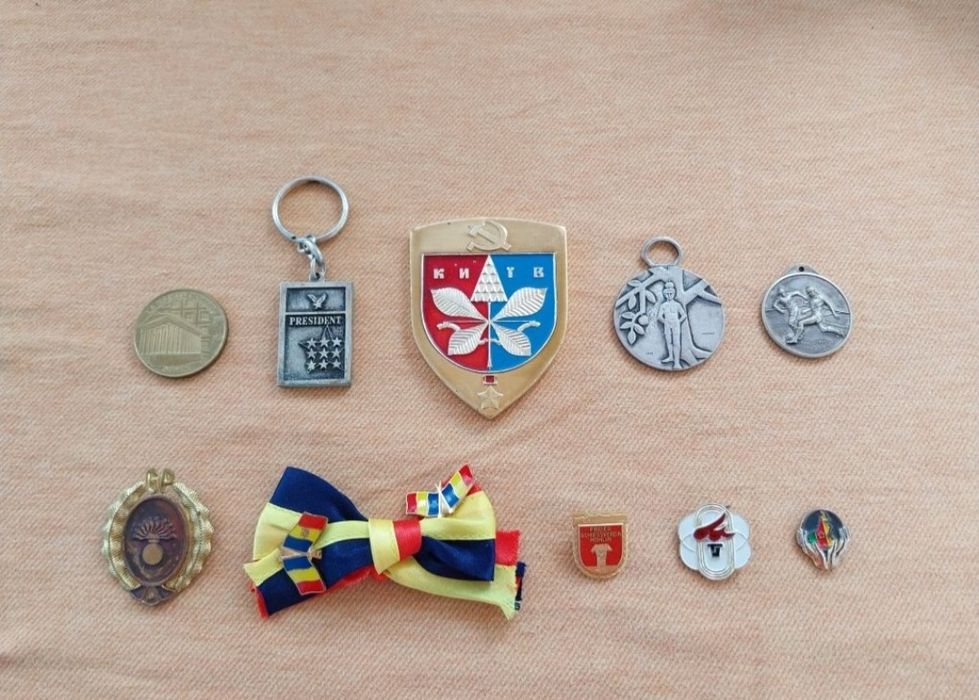 Medalii și insigne vechi.