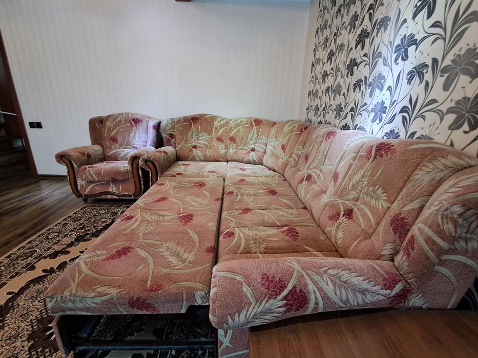 Продам угловой диван,тумба под телевизор, сервант