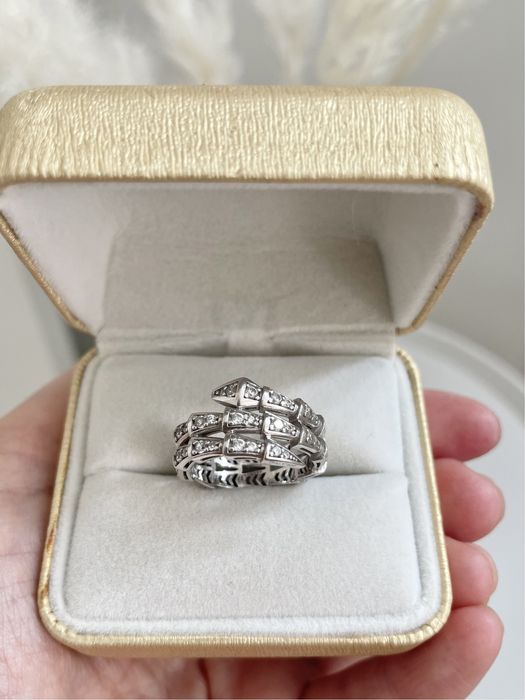 Кольцо змейка белое золото