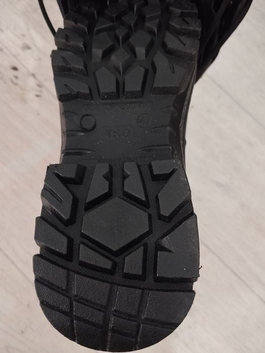 Продам берцы зима 42 размер