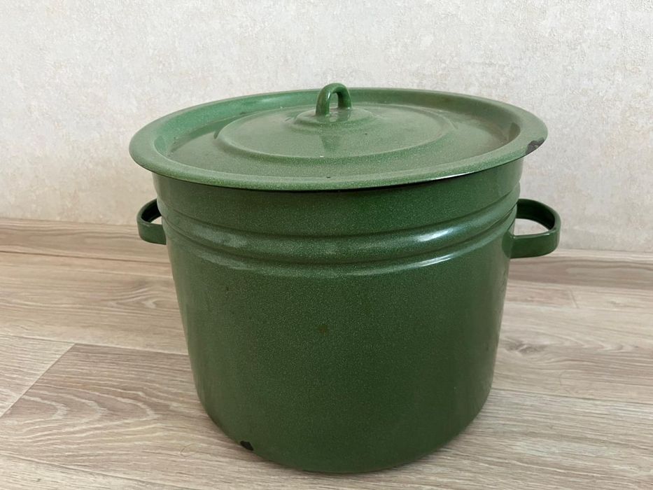 Продам кастрюлю зеленую