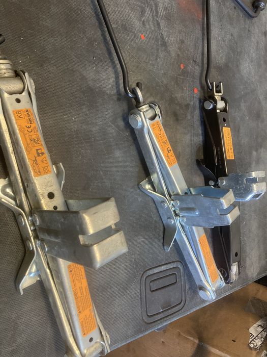 Set Cric Cheie Roti Coarba Nissan Qashqai Juke Renault Kadjar Dacia Duster Mazda CX3 CX30 CX5 CX60 Honda CRV CHR Toyota Rav 4 Corolla Cross Suzuki