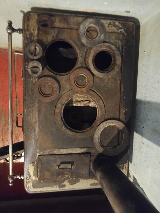 Sobe de fontă tip mașină de gătit, gaz sau lemne, folosită