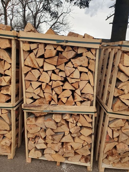 Brichete din rumeguș de fag și lemn de foc