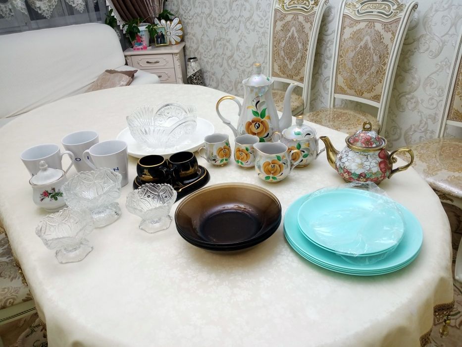 Продаю набор тарелок и много другой посуды Хрусталь