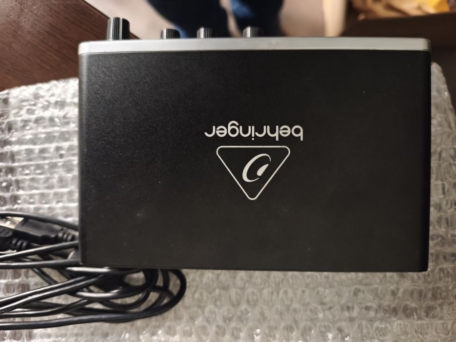 Комплект 2 Микрофона хед сет с аудио интерфейс Behringer U-Phoria UMC2