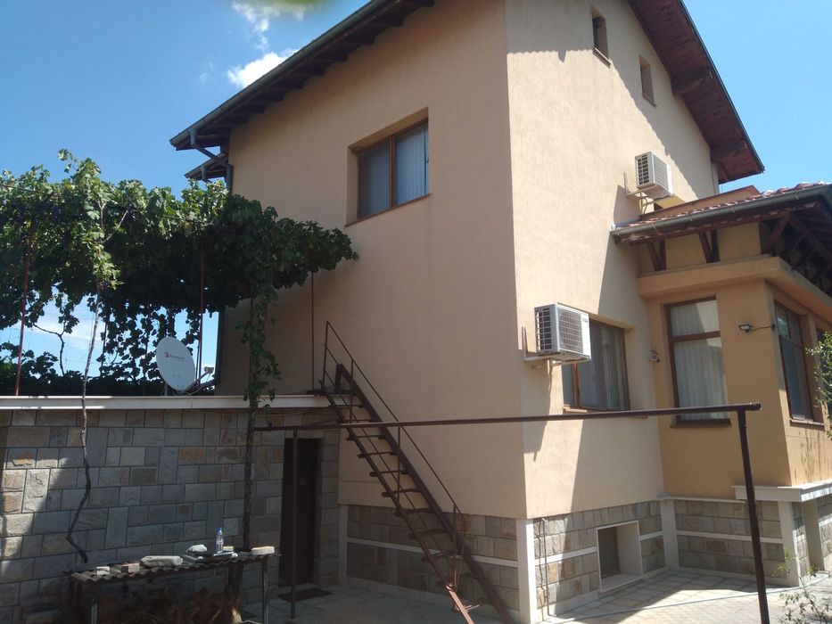 Продава се Къща в Кричим - 300 кв.м за 584 €/кв.м - Снимка #1